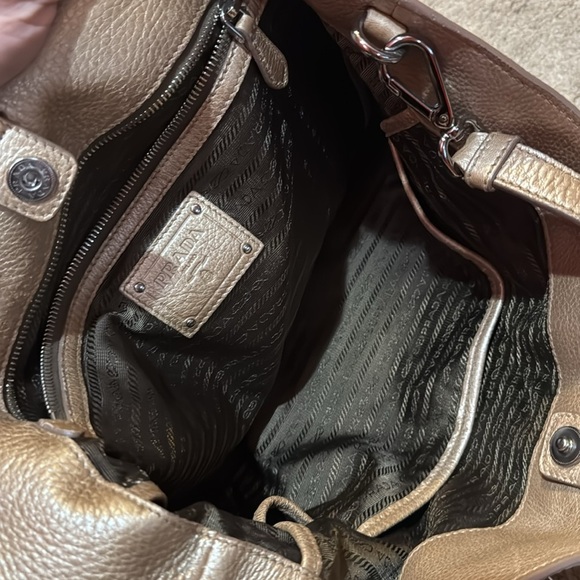 Prada tote bag with detachable crossbody strap in gold leather. - Picture 5 of 7